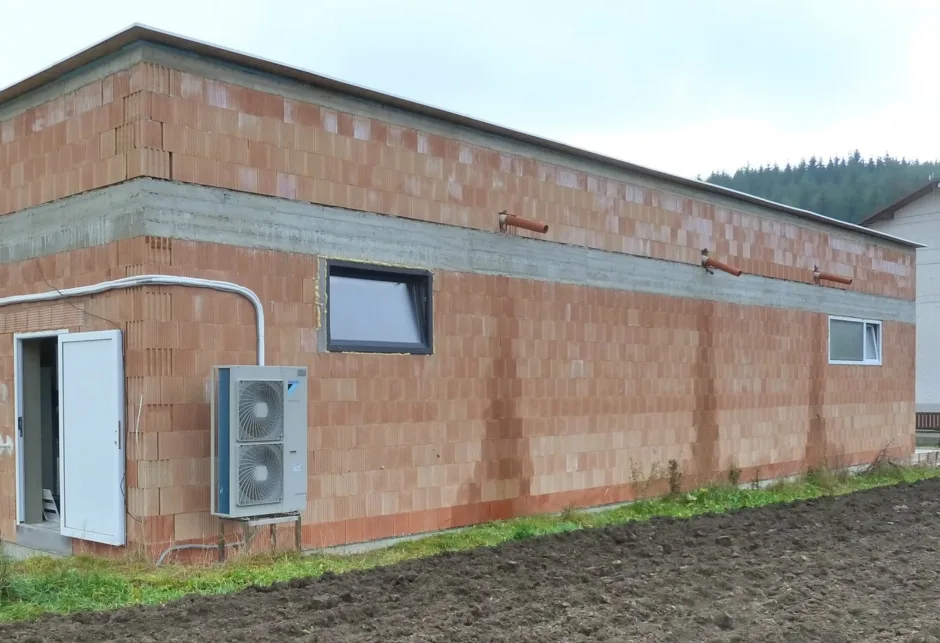 Tepelné čerpadlo vzduch voda Daikin Altherma LT 16kW s chladením komerčný objekt Petrovice