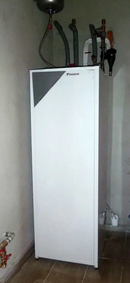 Tepelné čerpadlo vzduch voda Daikin Altherma LT 6kW s chladením rodinný dom Priechod