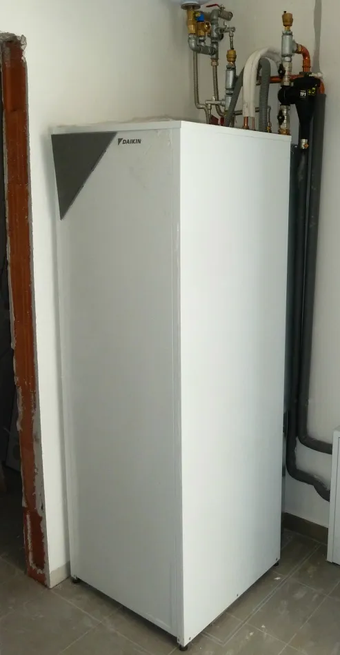 Tepelné čerpadlo vzduch voda Daikin Altherma LT 8kW s chladením rod. dom Melčice-Lieskové