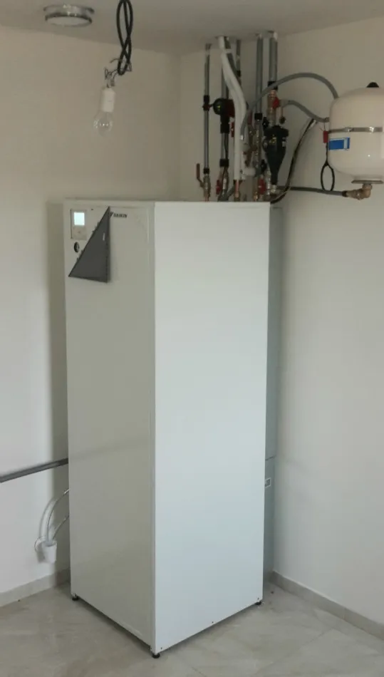 Tepelné čerpadlo vzduch voda Daikin Altherma LT 8kW s chladením rodinný dom Brno