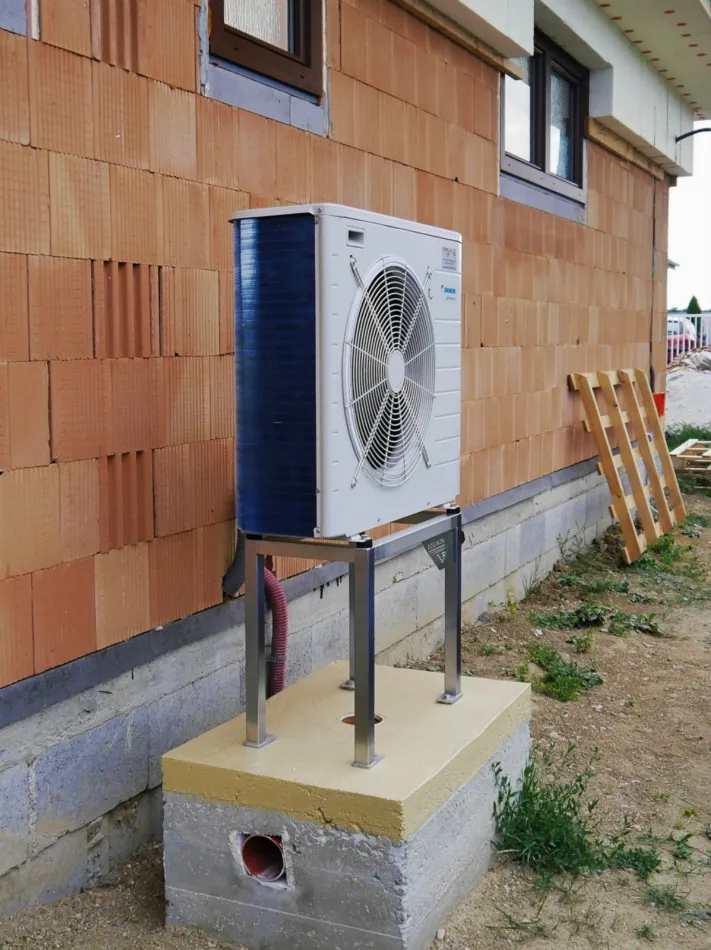 Tepelné čerpadlo vzduch voda Daikin Altherma LT 8kW s chladením rodinný dom Čeľadice