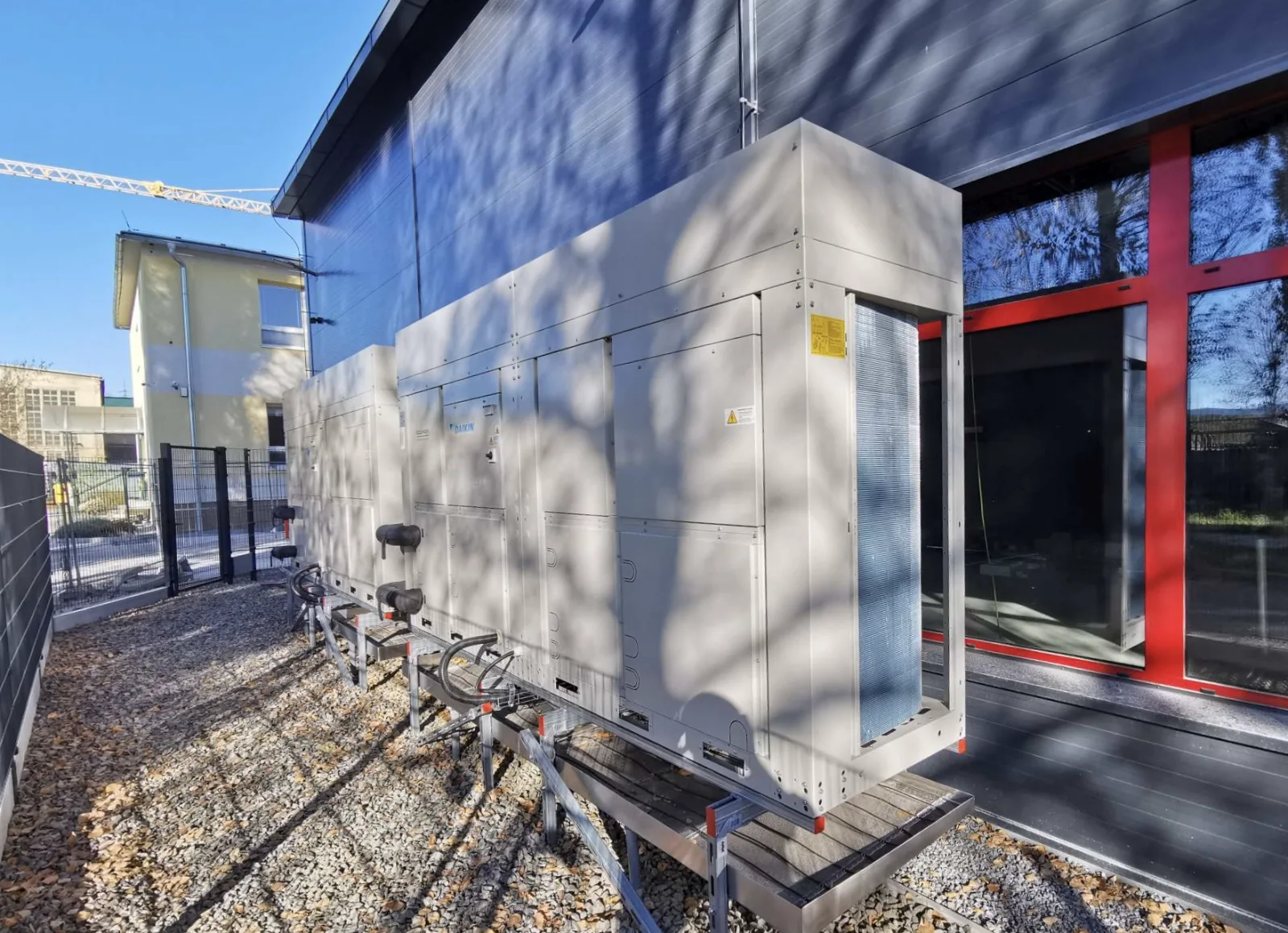 Tepelné čerpadlo vzduch voda Daikin Chiller 2x 90 kW s chladením priemyselná hala Banská Bystrica