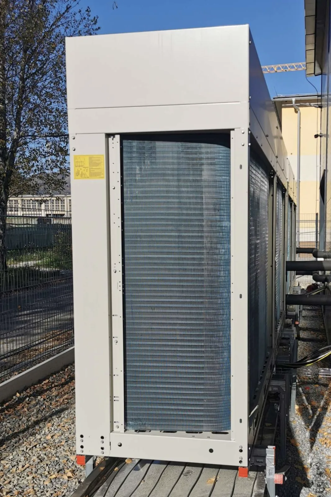Tepelné čerpadlo vzduch voda Daikin Chiller 2x 90 kW s chladením priemyselná hala Banská Bystrica