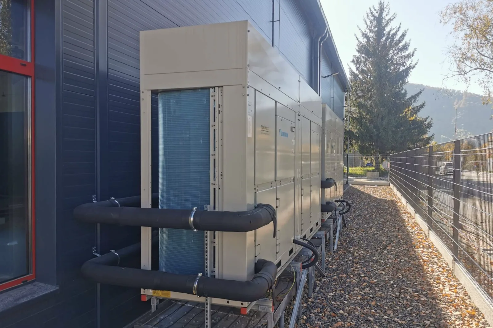 Tepelné čerpadlo vzduch voda Daikin Chiller 2x 90 kW s chladením priemyselná hala Banská Bystrica