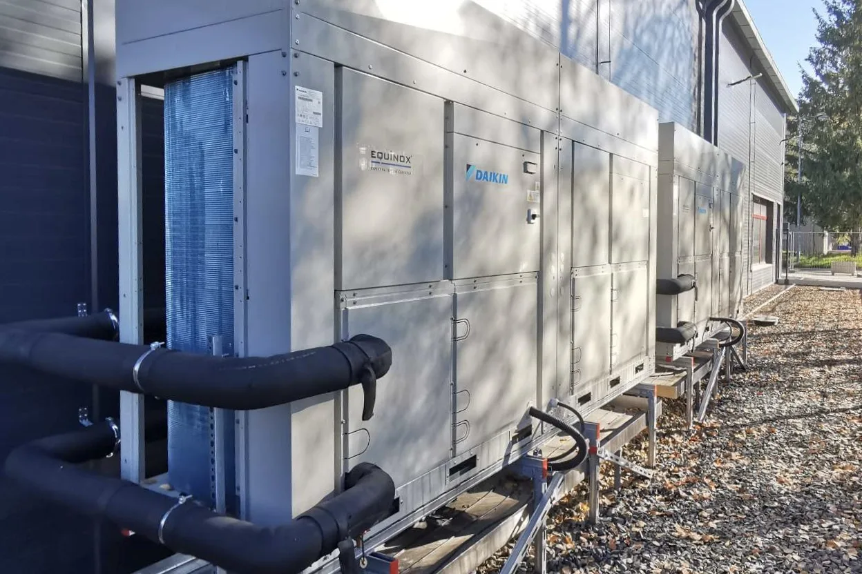 Tepelné čerpadlo vzduch voda Daikin Chiller 2x 90 kW s chladením priemyselná hala Banská Bystrica