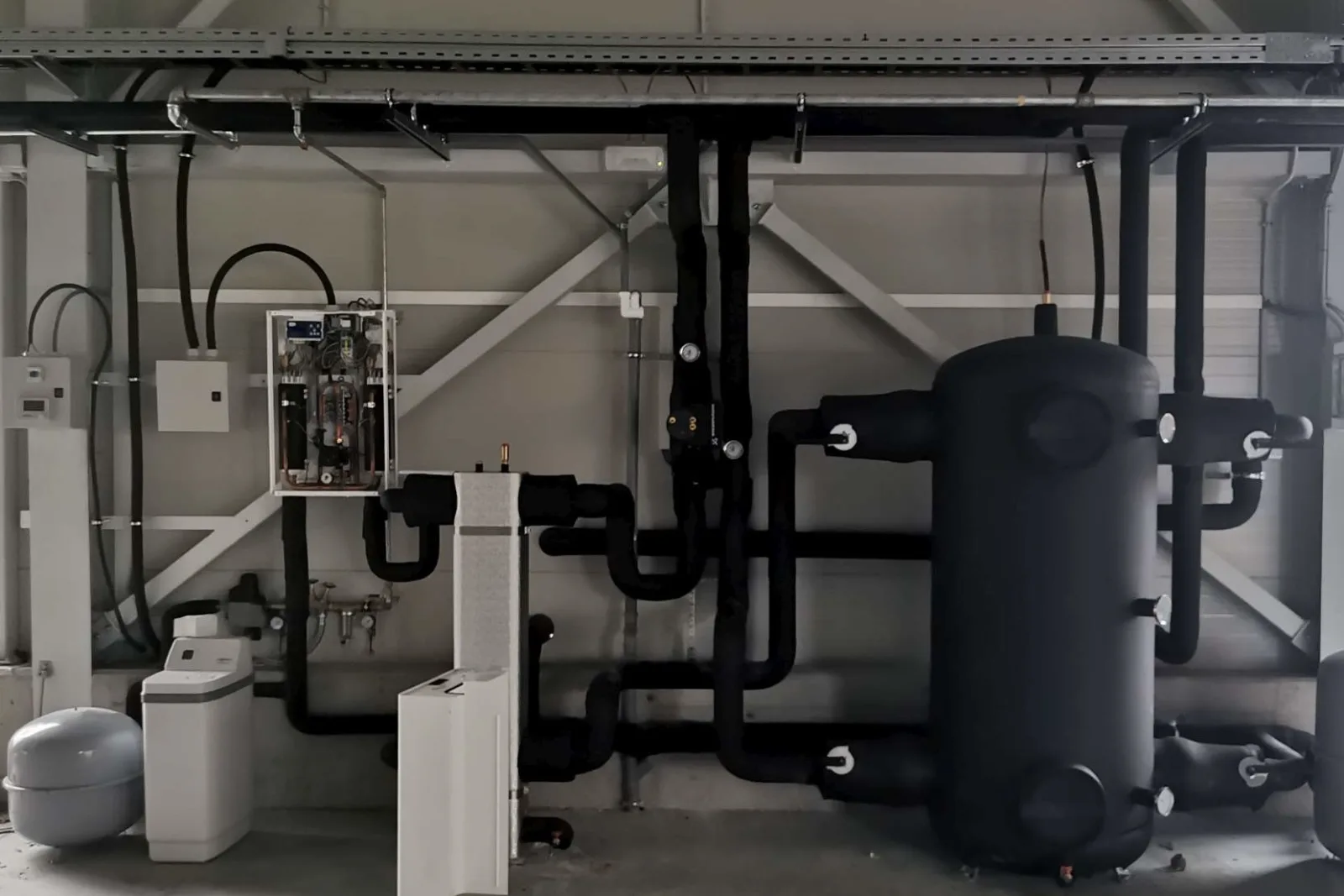 Tepelné čerpadlo vzduch voda Daikin Chiller 2x 90 kW s chladením priemyselná hala Banská Bystrica